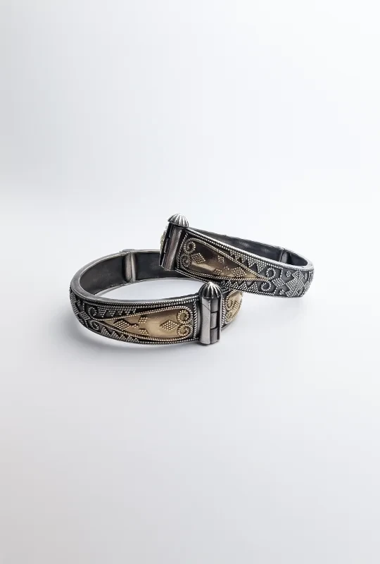 Antique Motif Band Bangles